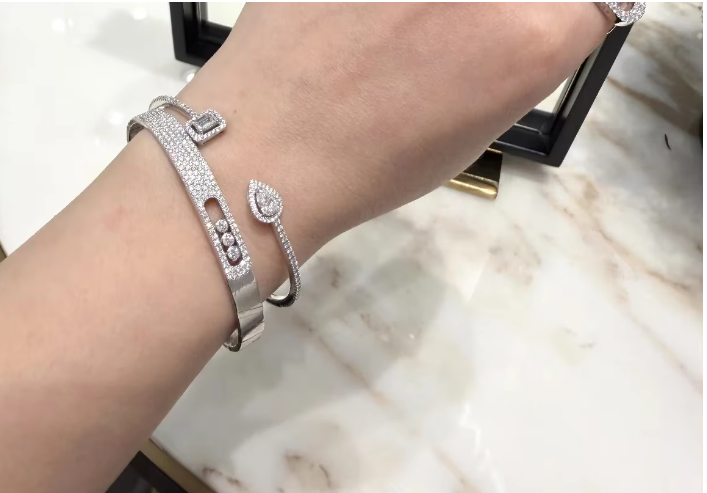 Classic circular bracelet, set with diamonds, luxurious and elegant