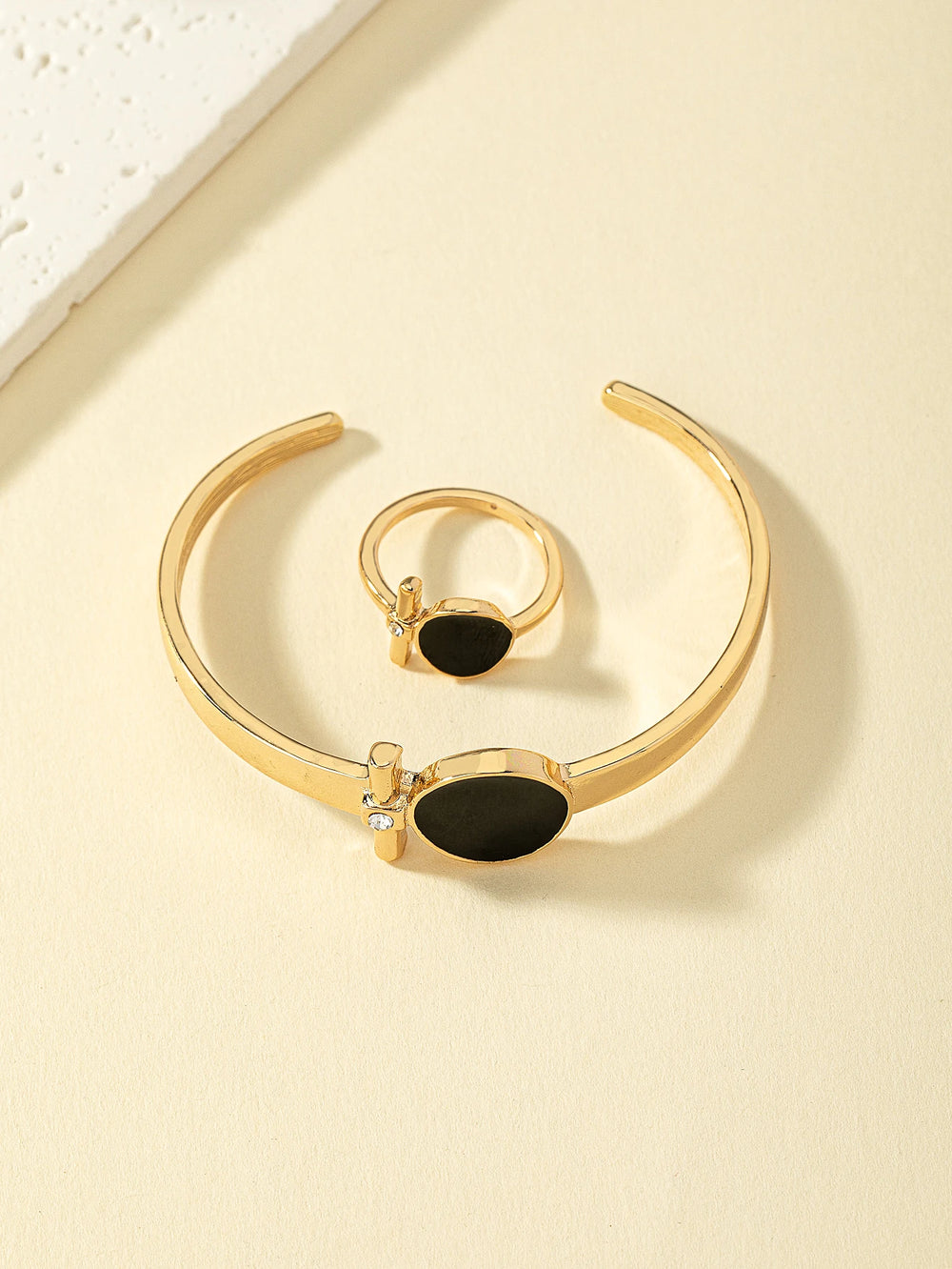 Fashionable, Personalized, Exquisite and Luxurious Bracelet and Ring Set