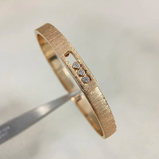 Classic circular bracelet, set with diamonds, luxurious and elegant