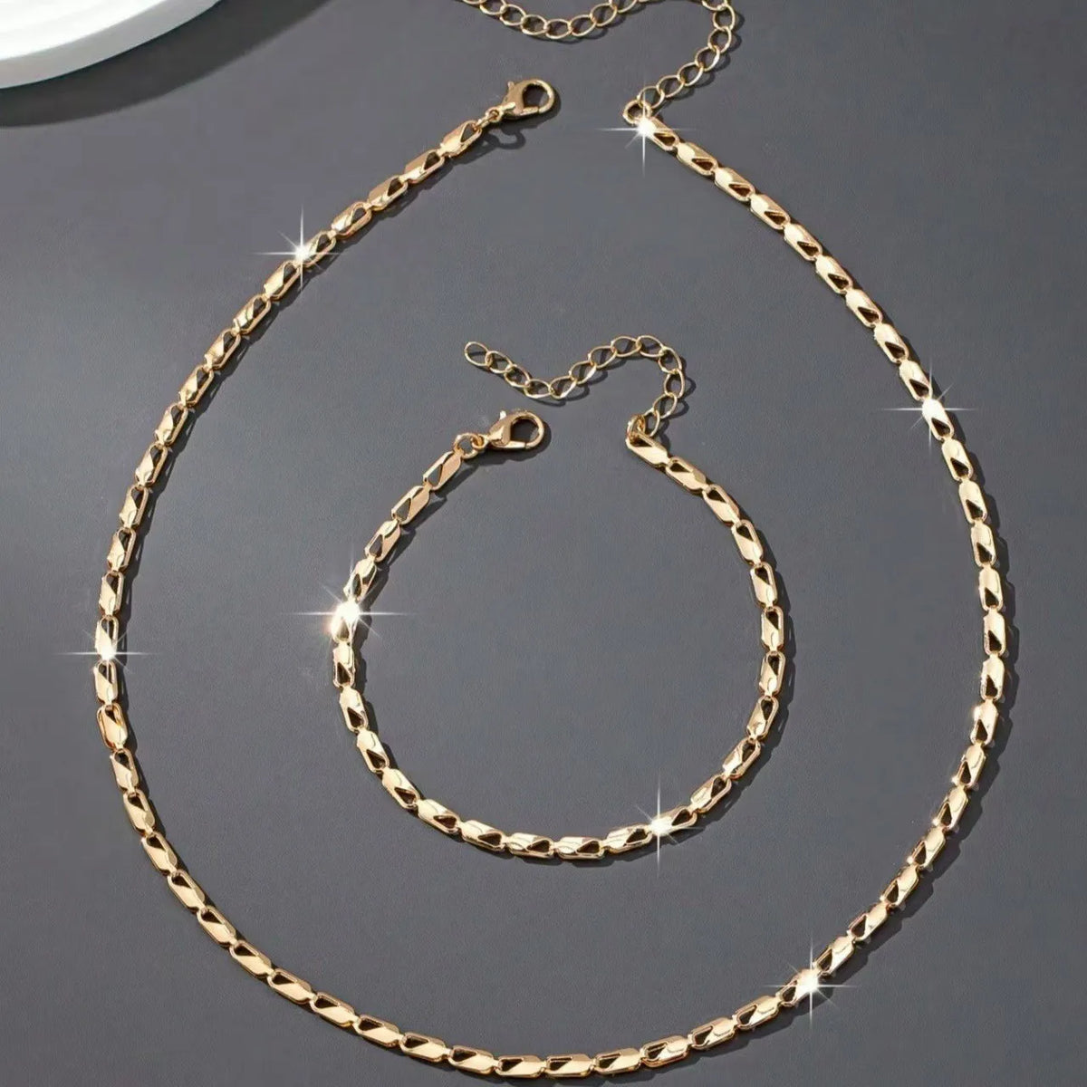 A Set of Sexy and Luxurious Women's Necklaces and Bracelets Metal Jewellery Set.