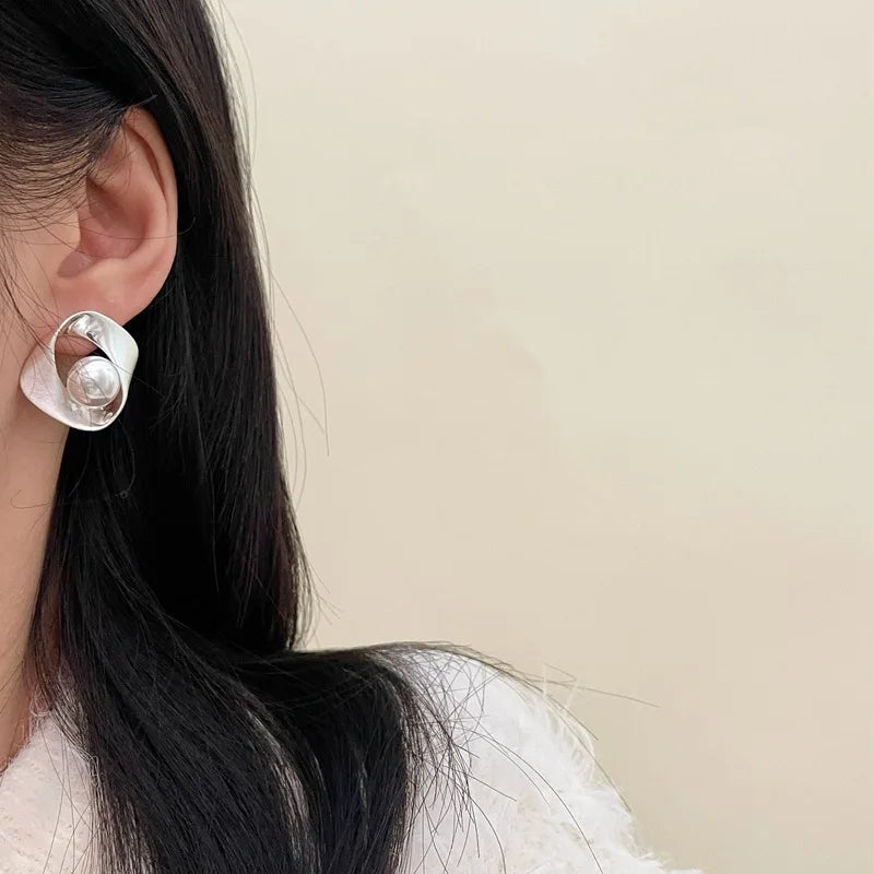 Elegant Metal Irregular Geometric Pearl Earrings New Minimalist Stud Earrings