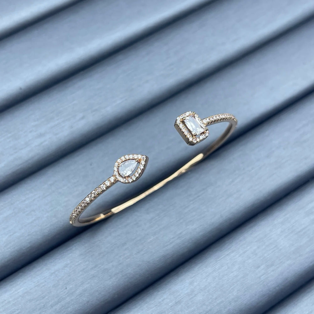 Classic circular bracelet, set with diamonds, luxurious and elegant