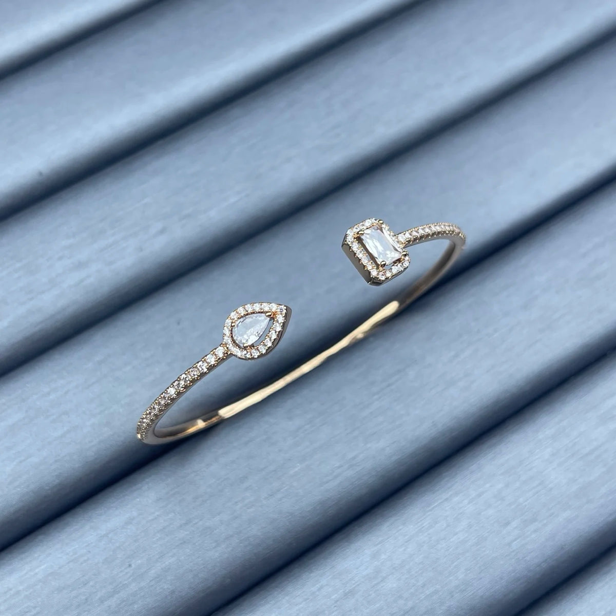 Classic circular bracelet, set with diamonds, luxurious and elegant