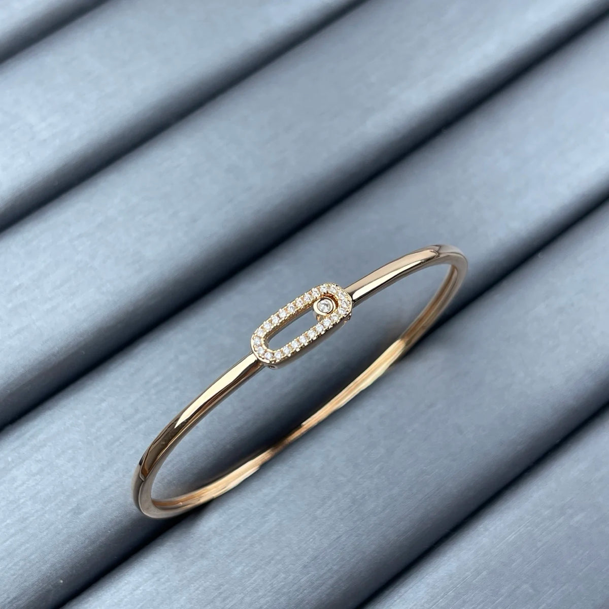 Classic circular bracelet, set with diamonds, luxurious and elegant
