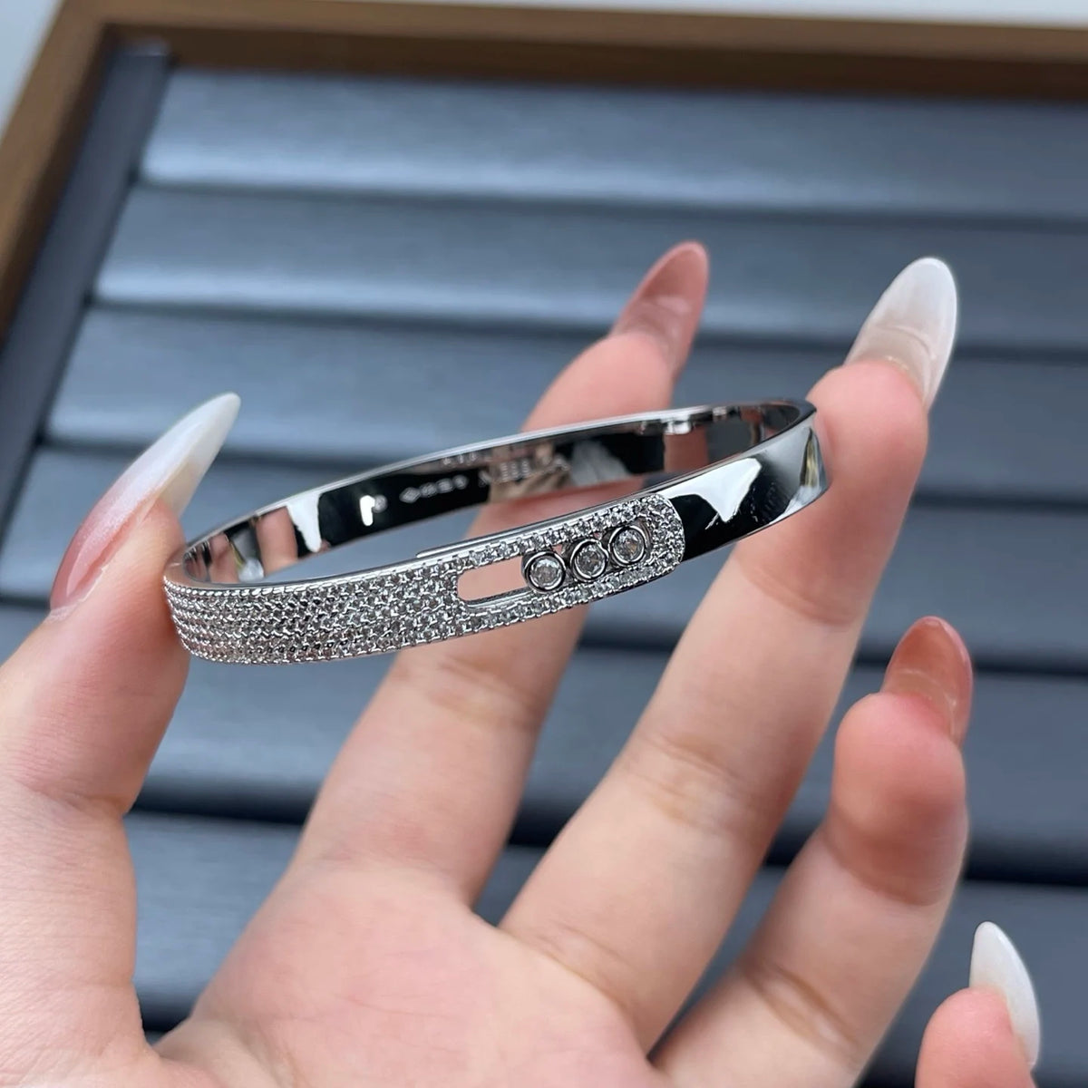 Classic circular bracelet, set with diamonds, luxurious and elegant