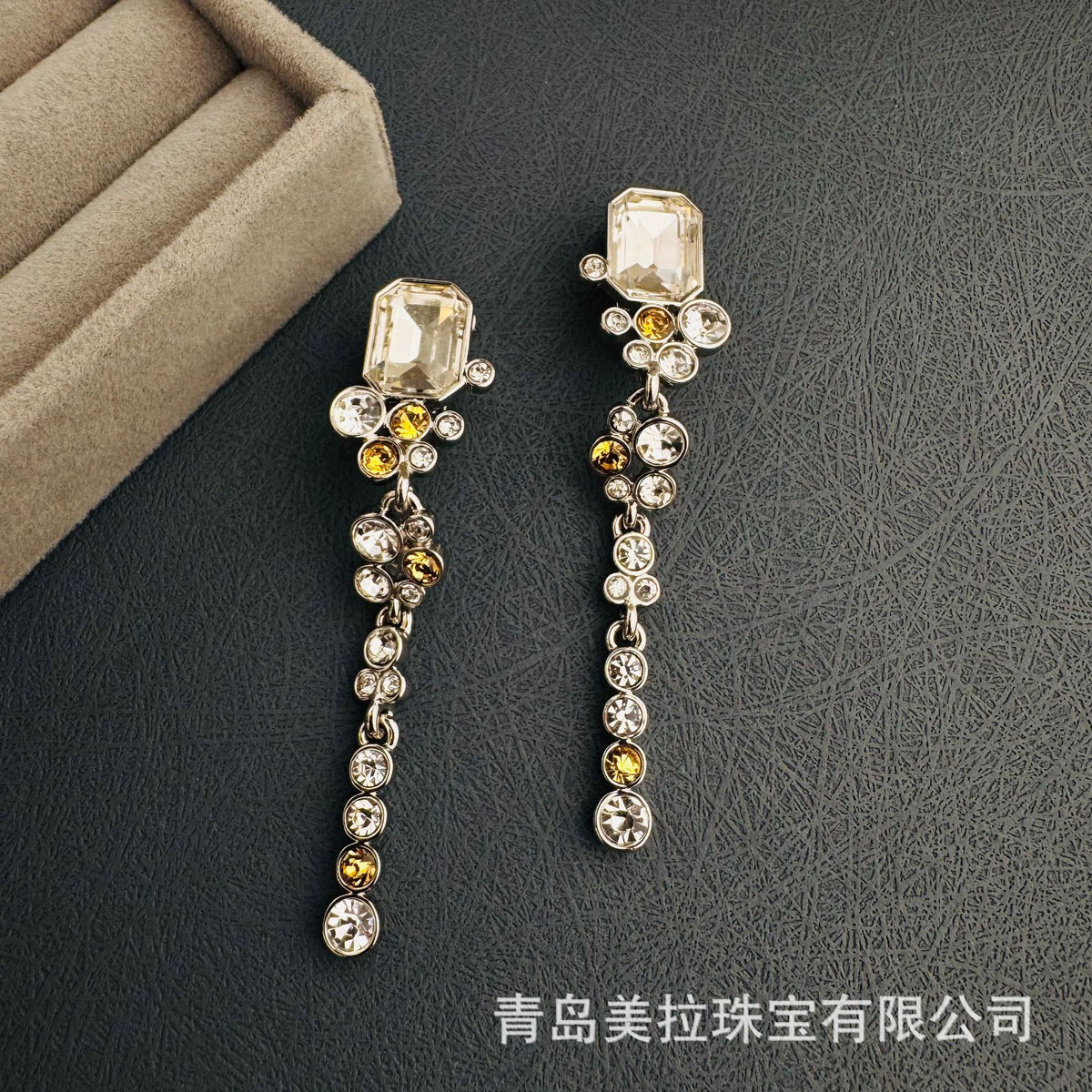 Oscar De La Renta European and American Retro Old Long Exaggerated Shoulder Sweep Ear Clip Elegant Niche Design