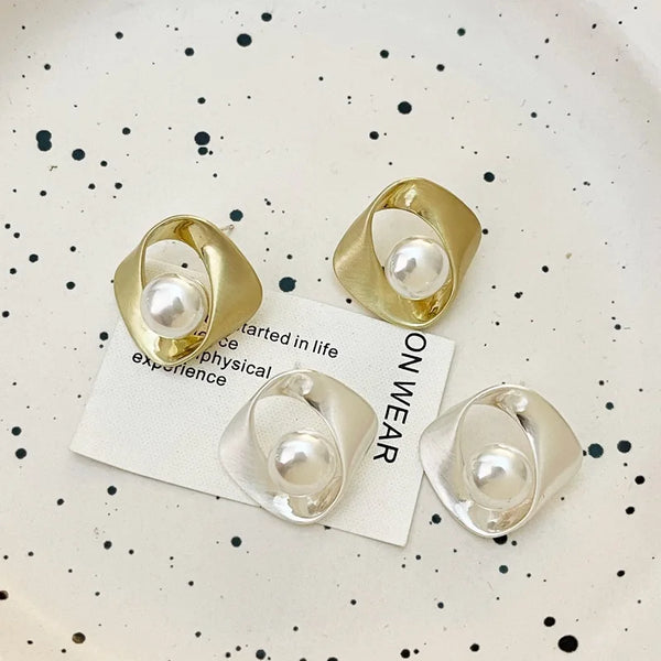 Elegant Metal Irregular Geometric Pearl Earrings New Minimalist Stud Earrings Alternate View