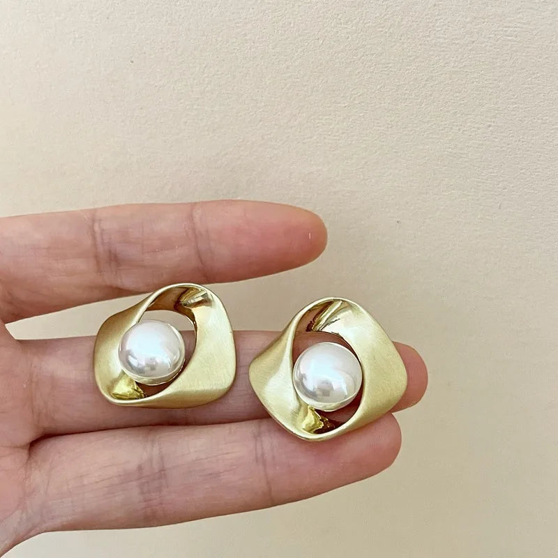 Elegant Metal Irregular Geometric Pearl Earrings New Minimalist Stud Earrings
