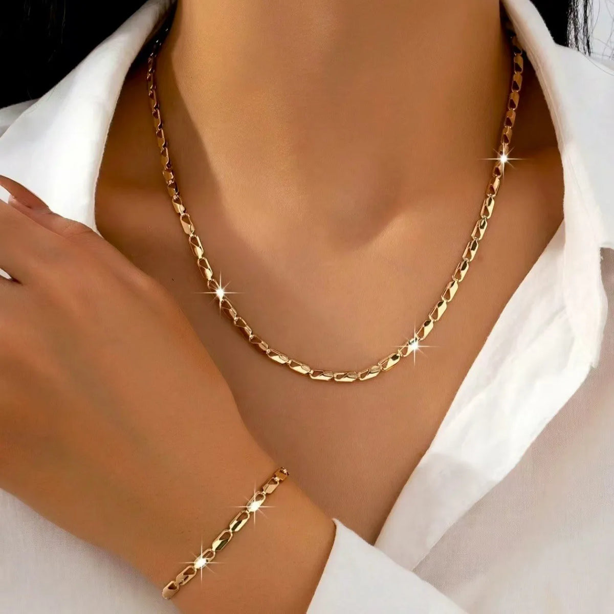 A Set of Sexy and Luxurious Women's Necklaces and Bracelets Metal Jewellery Set.