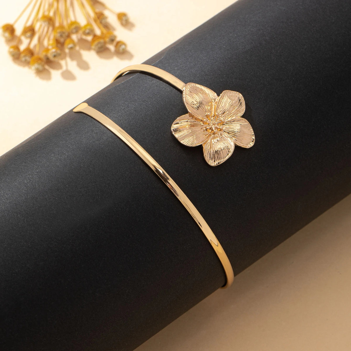 A Women's Arm Bracelet, Simple Floral Design, Suitable for Daily Wear and Parties