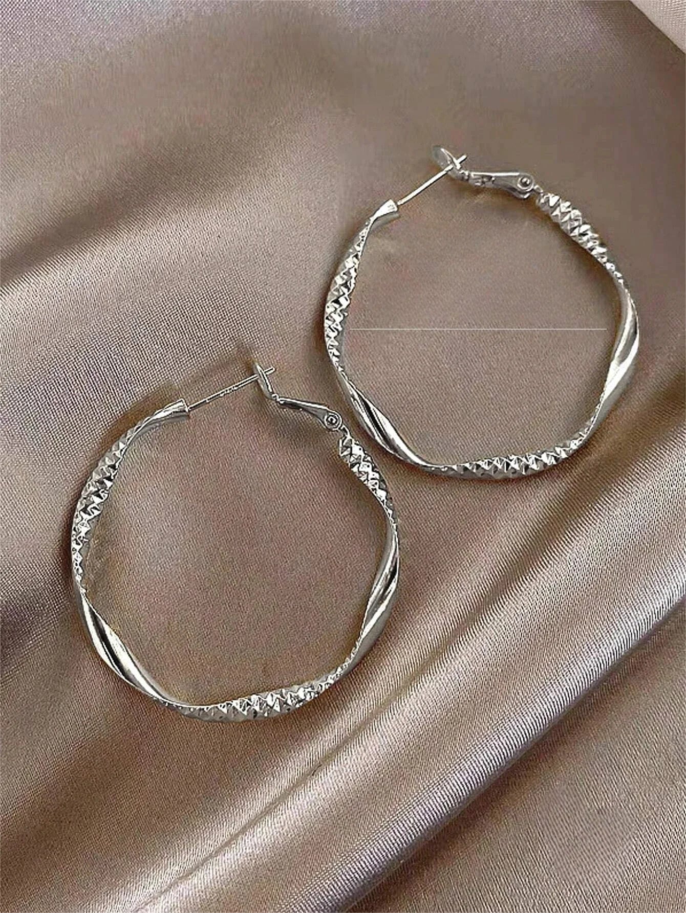 Exquisite silky texture design earrings elegant shape.