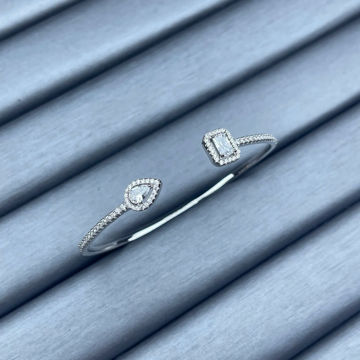Classic circular bracelet, set with diamonds, luxurious and elegant
