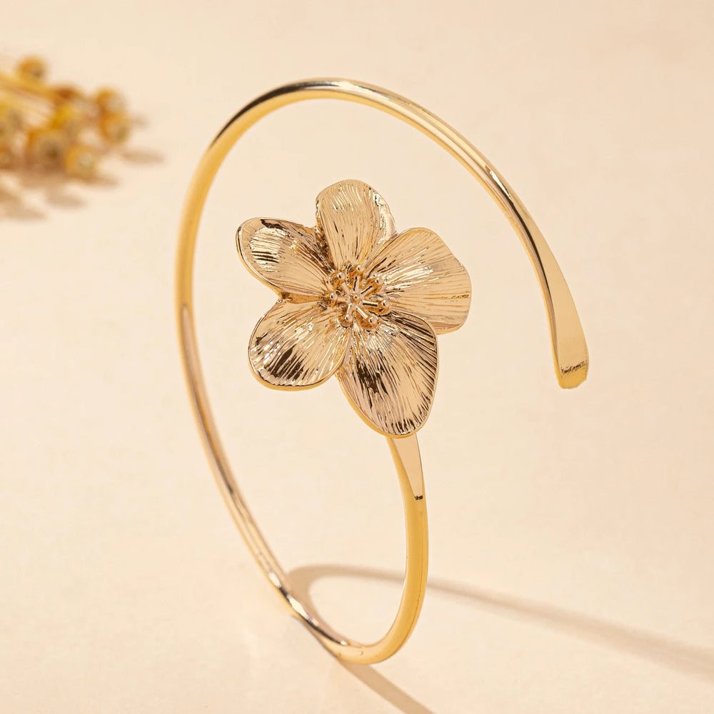 A Women's Arm Bracelet, Simple Floral Design, Suitable for Daily Wear and Parties