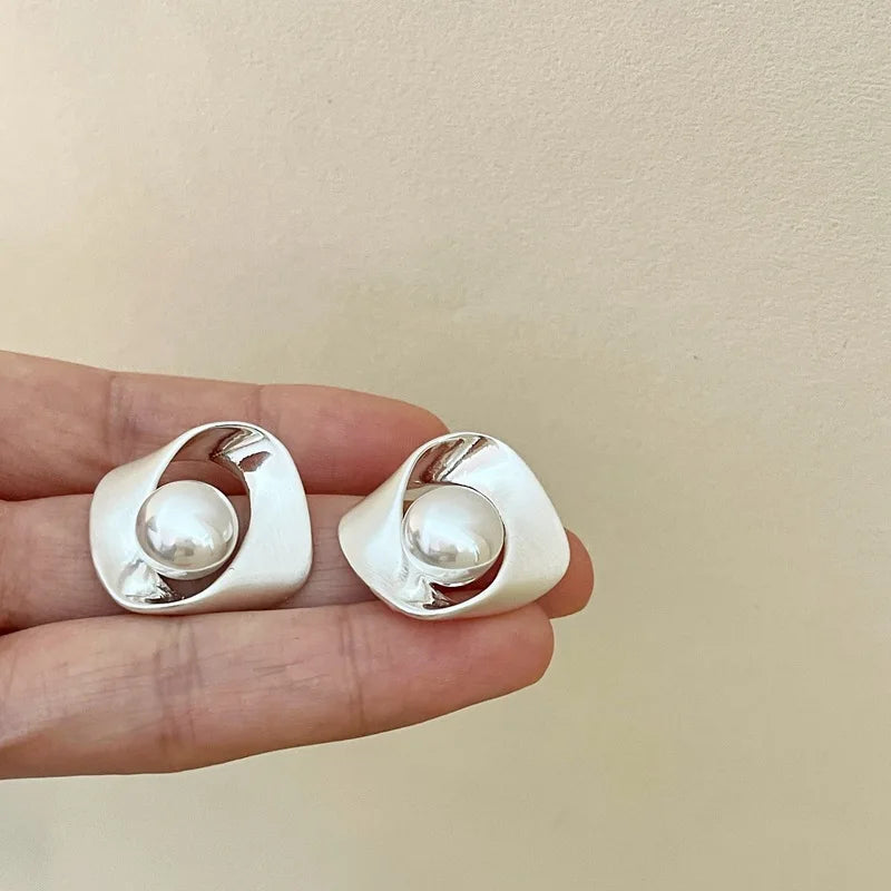 Elegant Metal Irregular Geometric Pearl Earrings New Minimalist Stud Earrings
