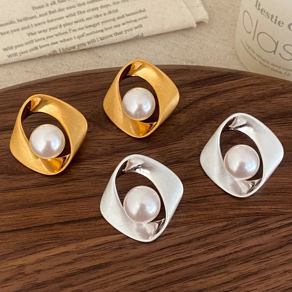 Elegant Metal Irregular Geometric Pearl Earrings New Minimalist Stud Earrings