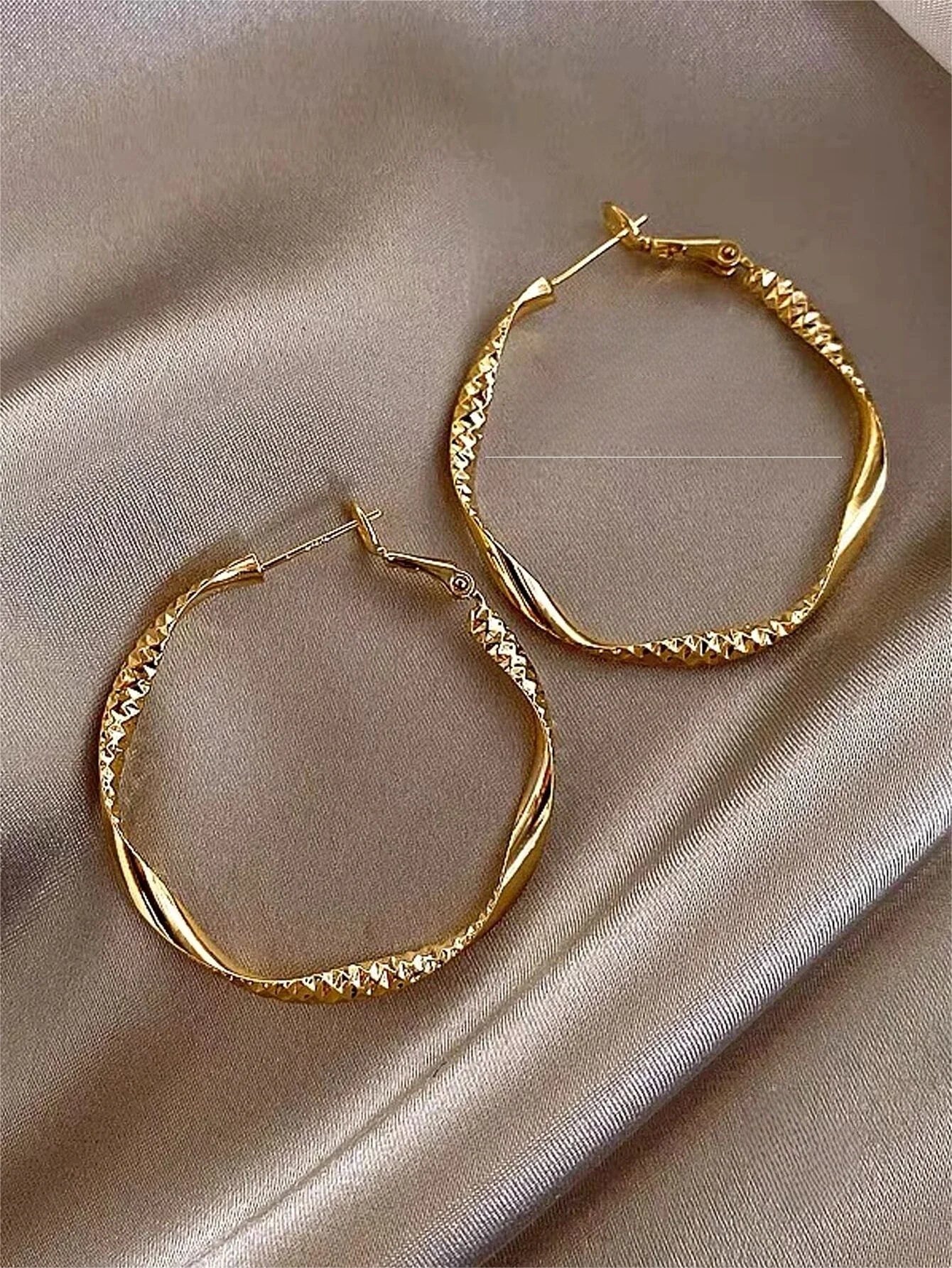 Exquisite silky texture design earrings elegant shape.
