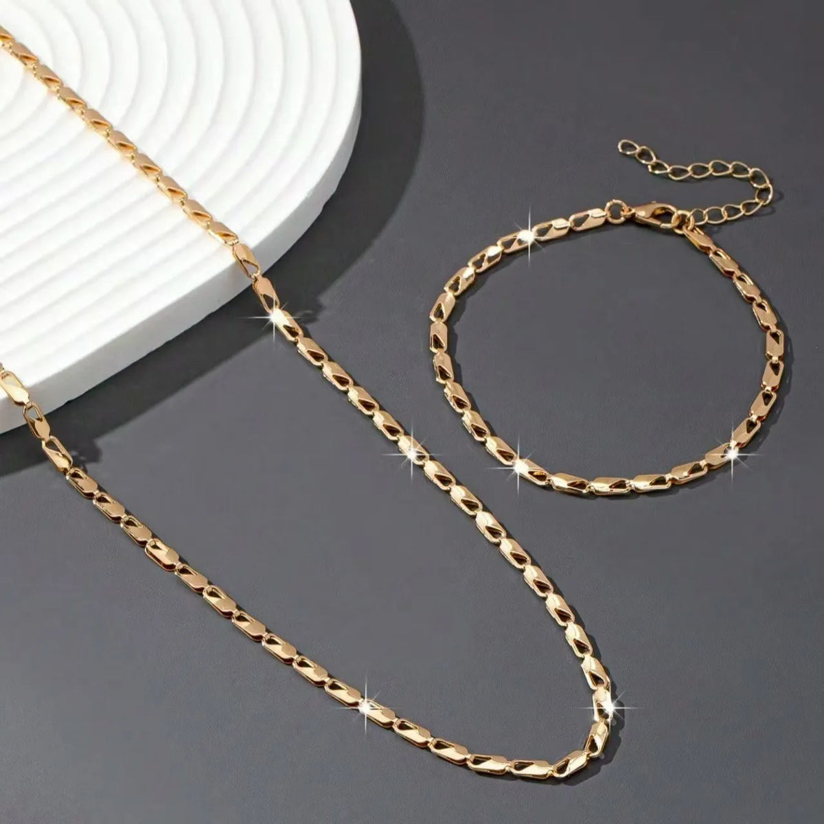 A Set of Sexy and Luxurious Women's Necklaces and Bracelets Metal Jewellery Set.