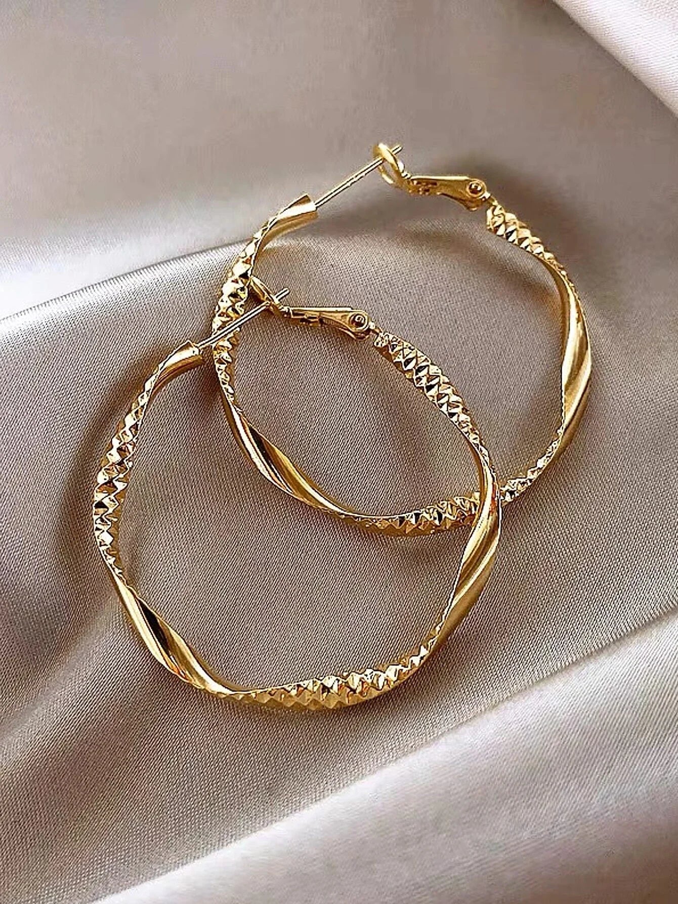 Exquisite silky texture design earrings elegant shape.