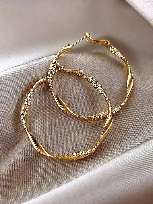 Exquisite silky texture design earrings elegant shape.