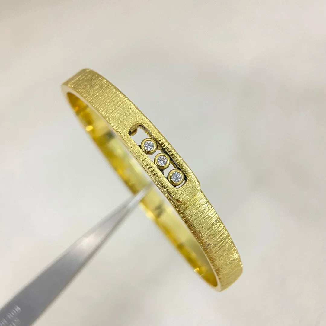 Classic circular bracelet, set with diamonds, luxurious and elegant