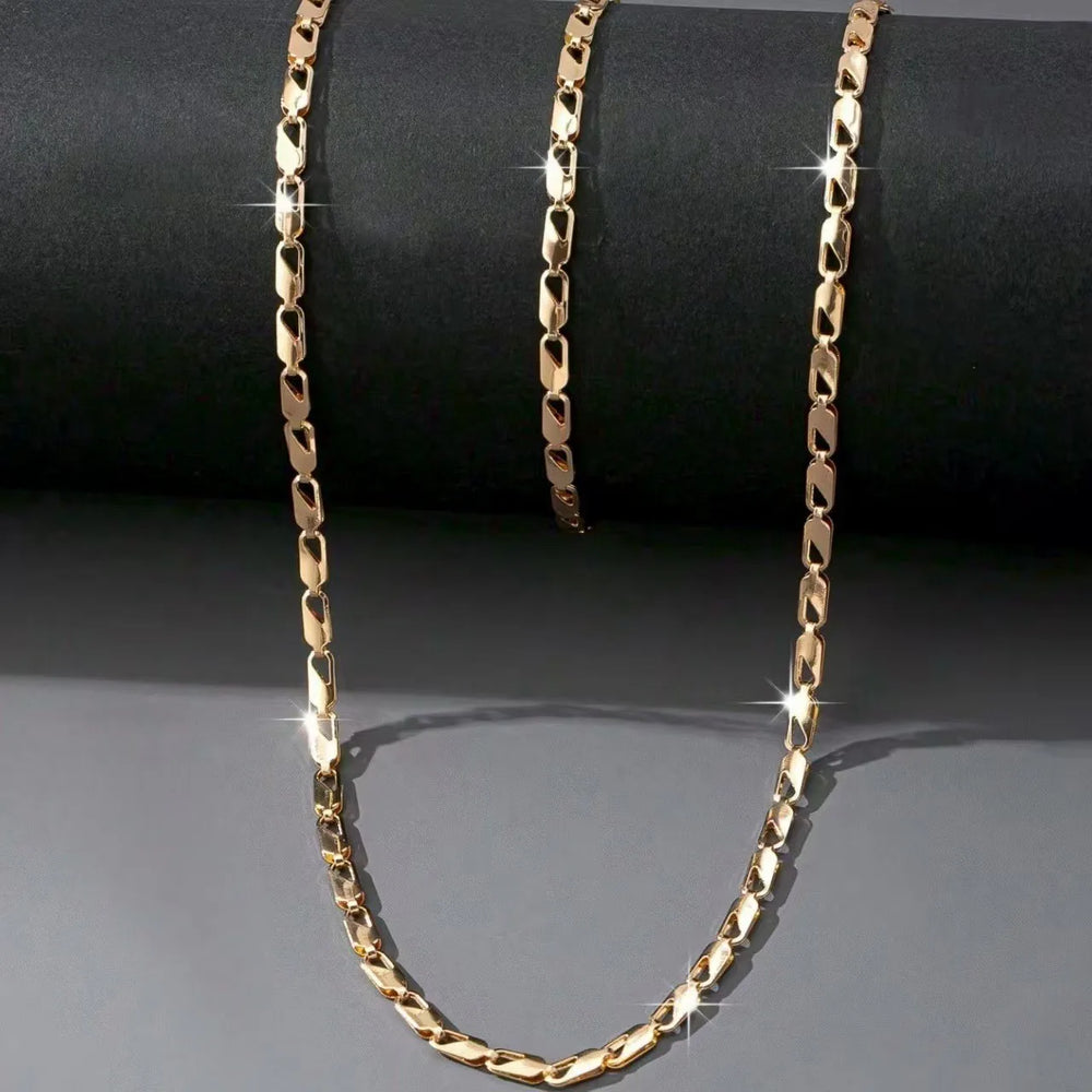 A Set of Sexy and Luxurious Women's Necklaces and Bracelets Metal Jewellery Set.