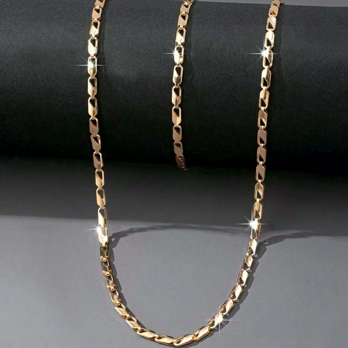 A Set of Sexy and Luxurious Women's Necklaces and Bracelets Metal Jewellery Set.