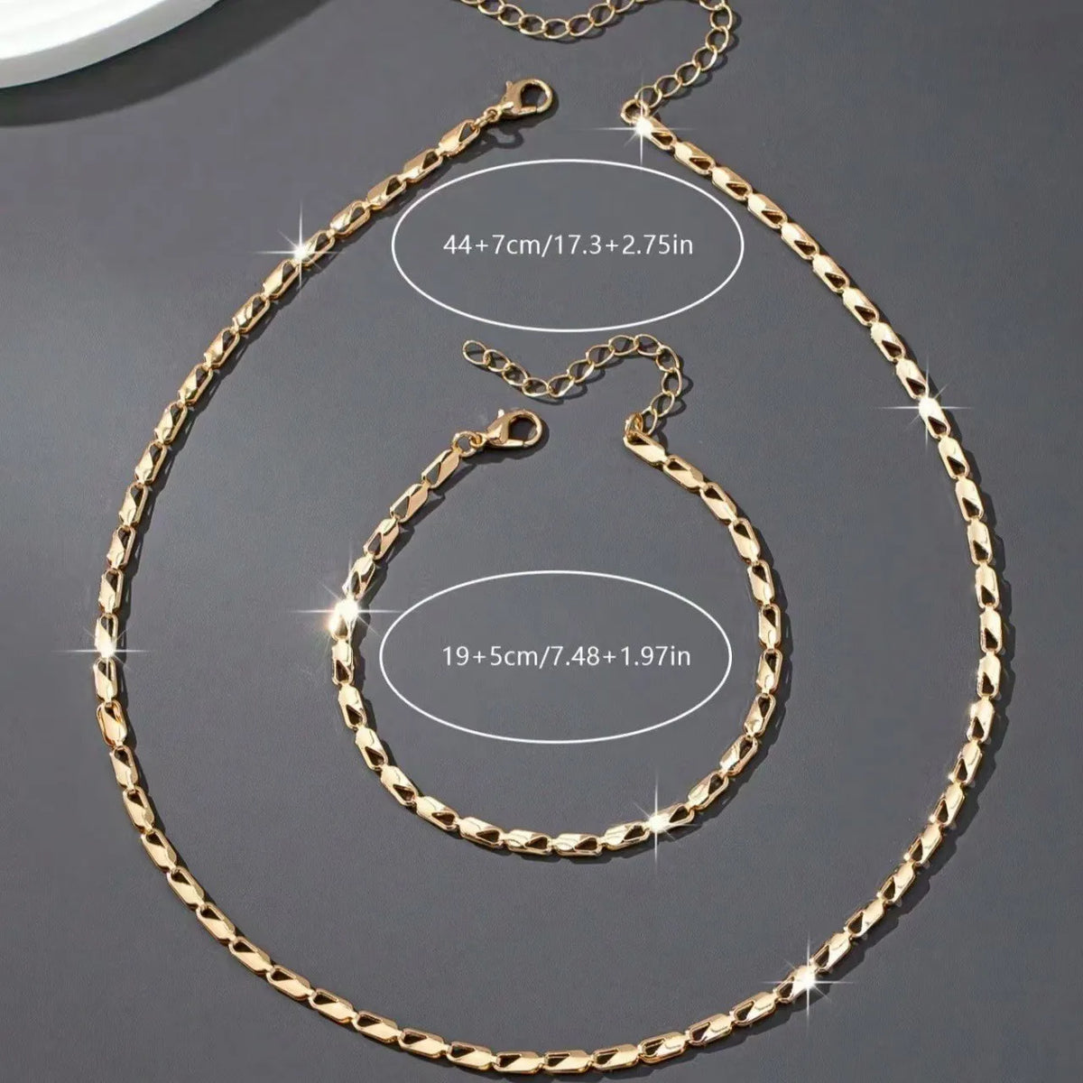 A Set of Sexy and Luxurious Women's Necklaces and Bracelets Metal Jewellery Set.