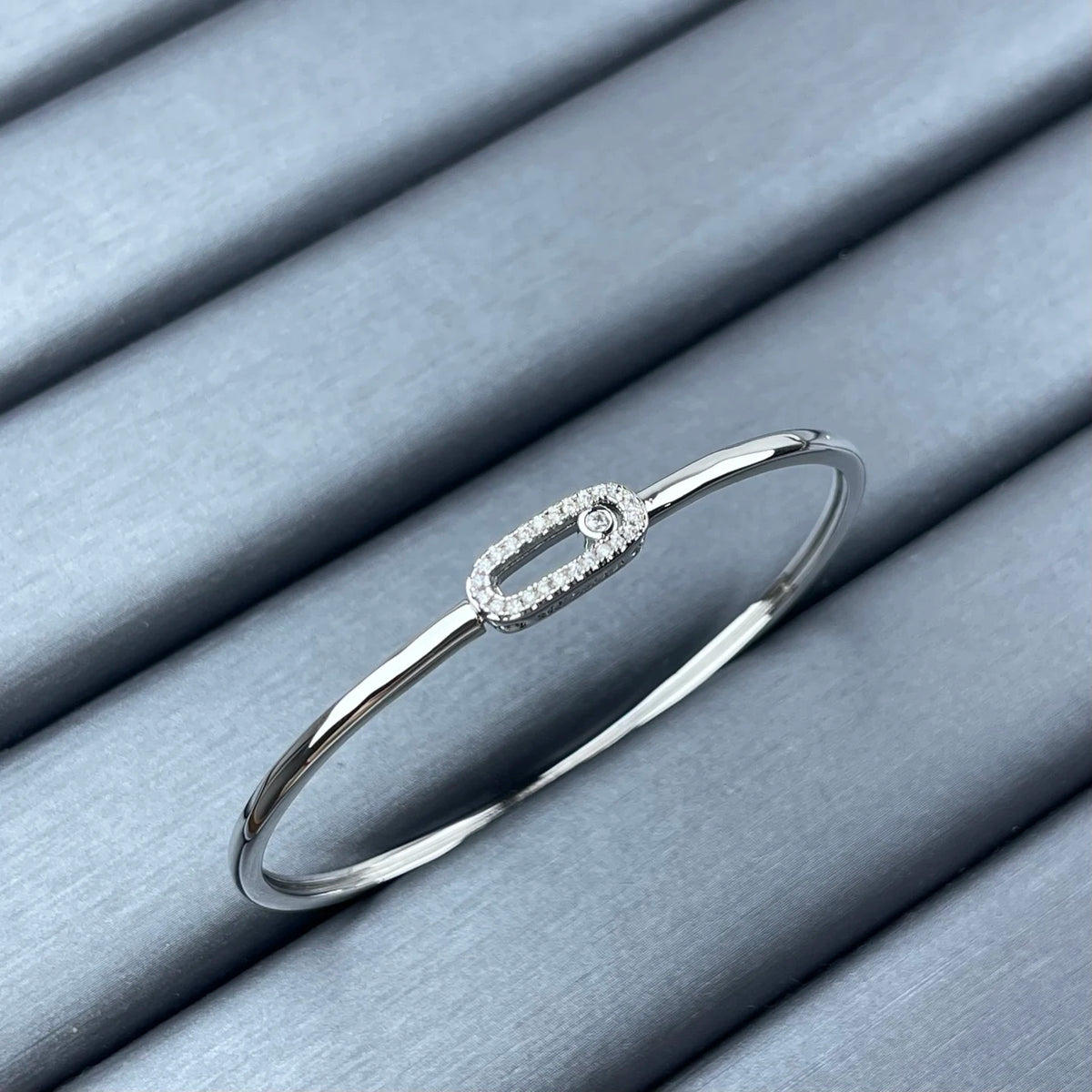 Classic circular bracelet, set with diamonds, luxurious and elegant