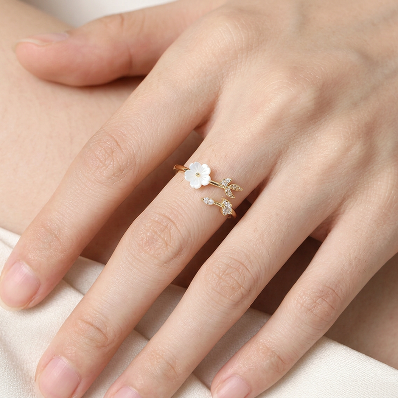 Closer view of the ring on the model’s hand