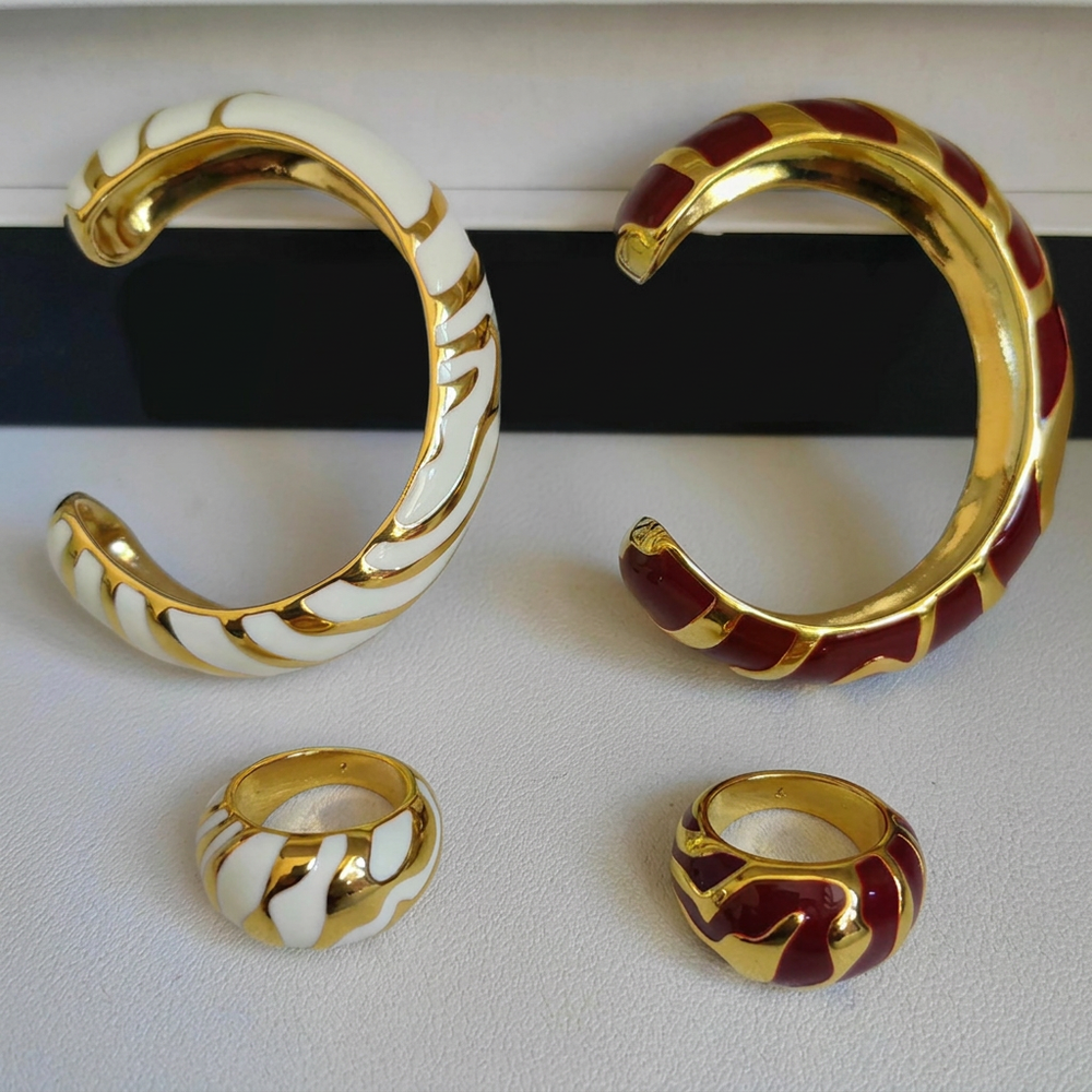 Jewellery set with background name removed